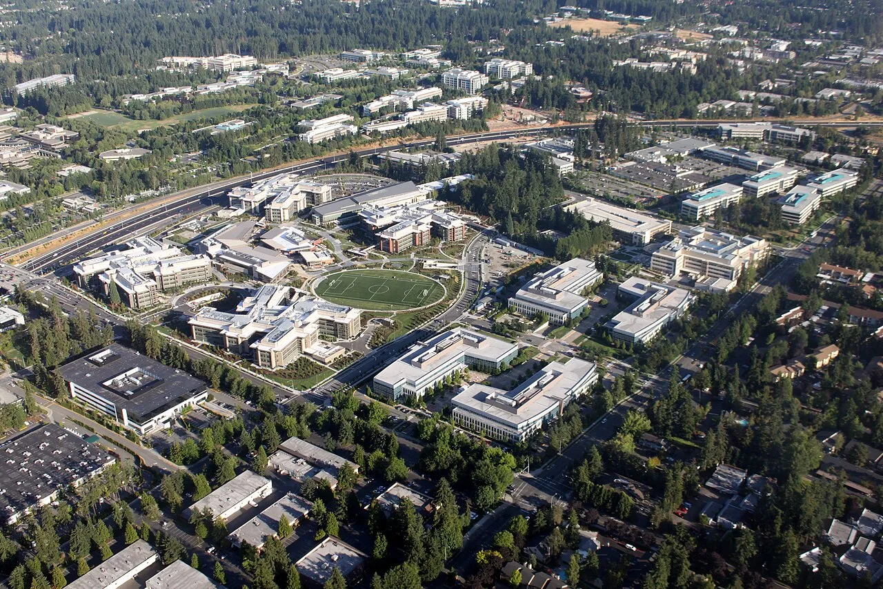 Luchtfoto van de westelijke campus van Microsoft in Redmond, Washington, het hoofdkantoor waar het bedrijf de vertrekregeling aankondigde.