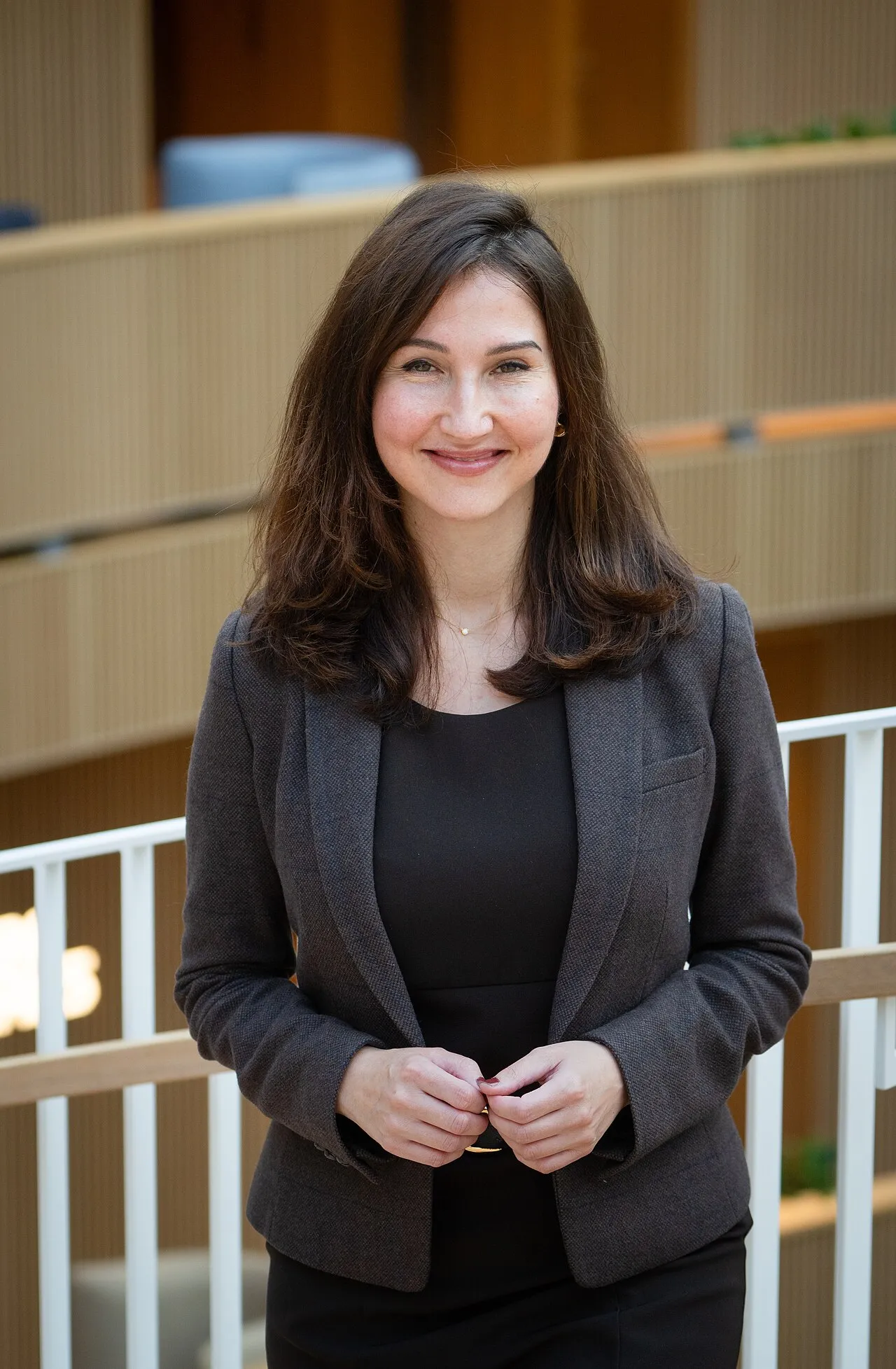 Aida Hadzialic, voorzitter van het regionale dagelijks bestuur van Region Stockholm, gefotografeerd in Stockholm in september 2025.