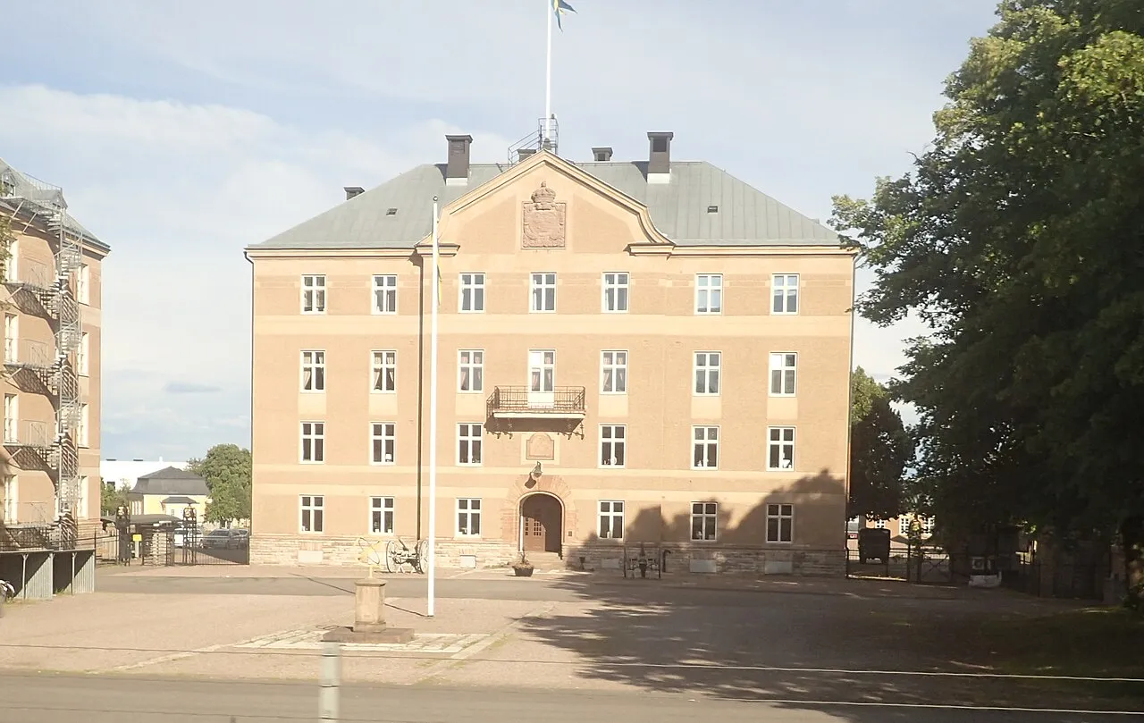 Kanslihuis van het Skaraborgsregiment (P4) in Skövde, Zweden, gezien vanuit een passerende trein.
