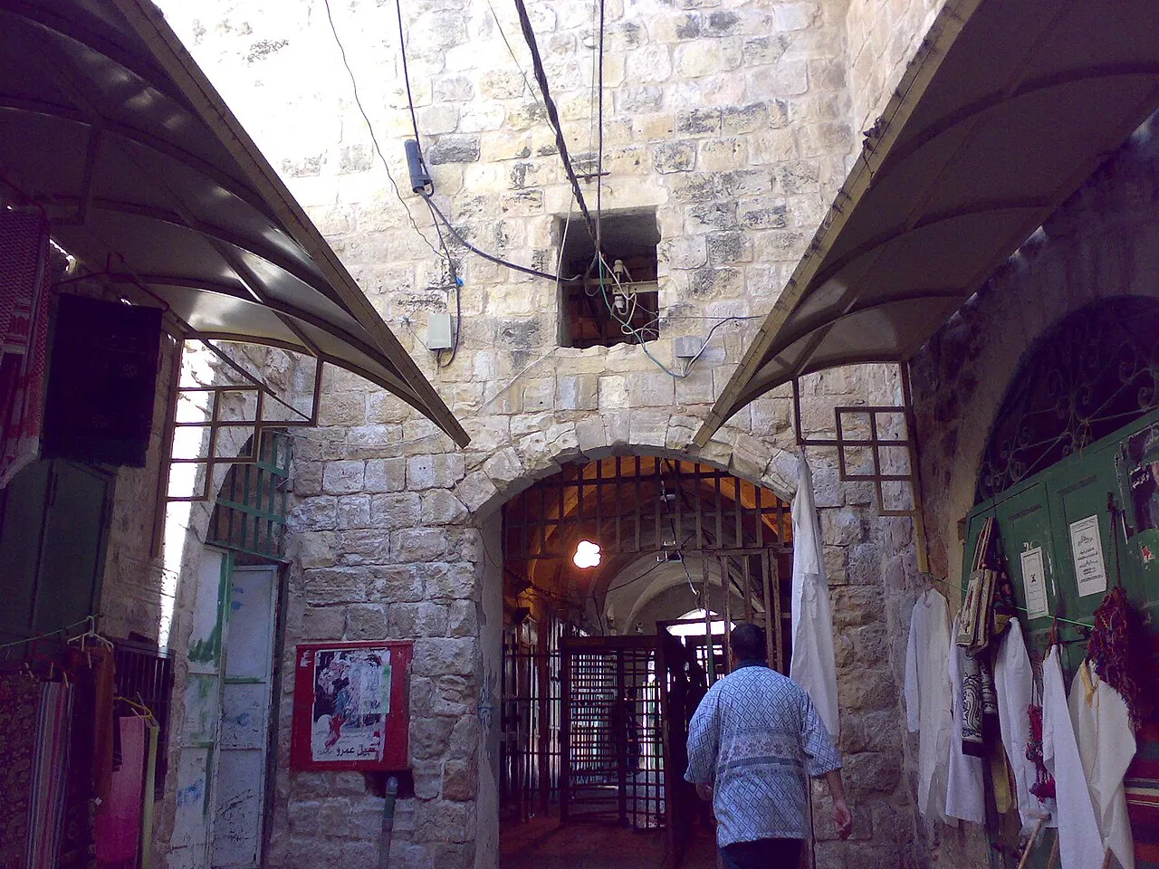 Israëlische militaire checkpoint bij de Ibrahimi-moskee in de oude stad van Hebron, Westelijke Jordaanoever
