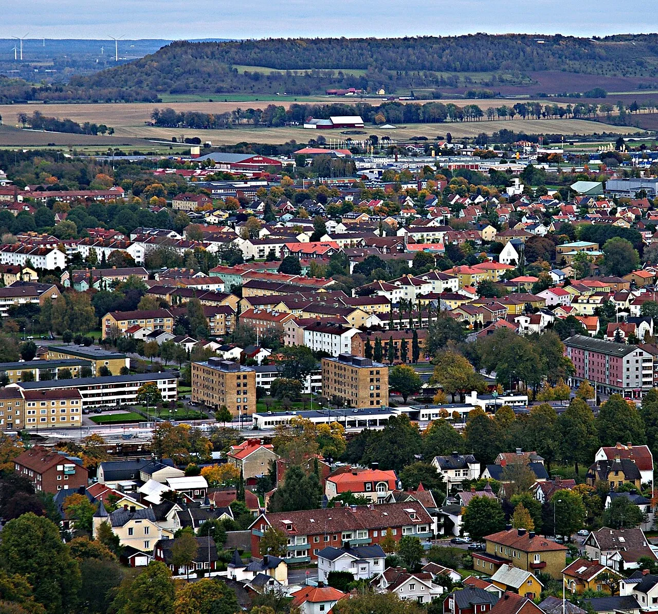 De stad Falköping, Zweden, gezien vanaf de uitkijktoren op de Mösseberg.