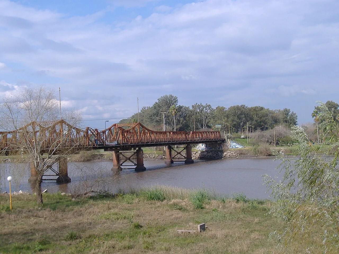 De ijzeren Méndez Casariego-brug over de rivier Gualeguaychú in Argentinië, gaststad van het WK marathonkanoën 2026.