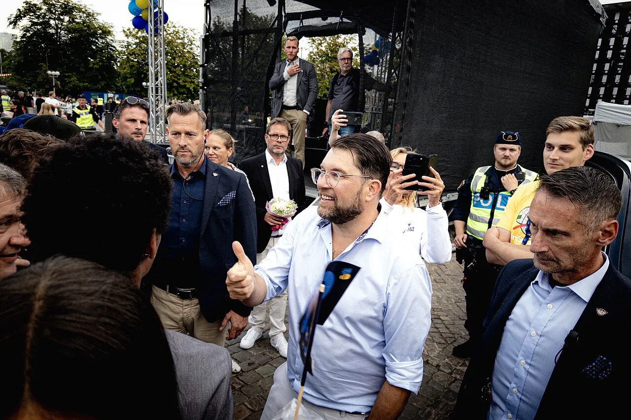 SD-leider Jimmie Åkesson groet aanhangers tijdens een campagnebijeenkomst in Göteborg, Zweden.