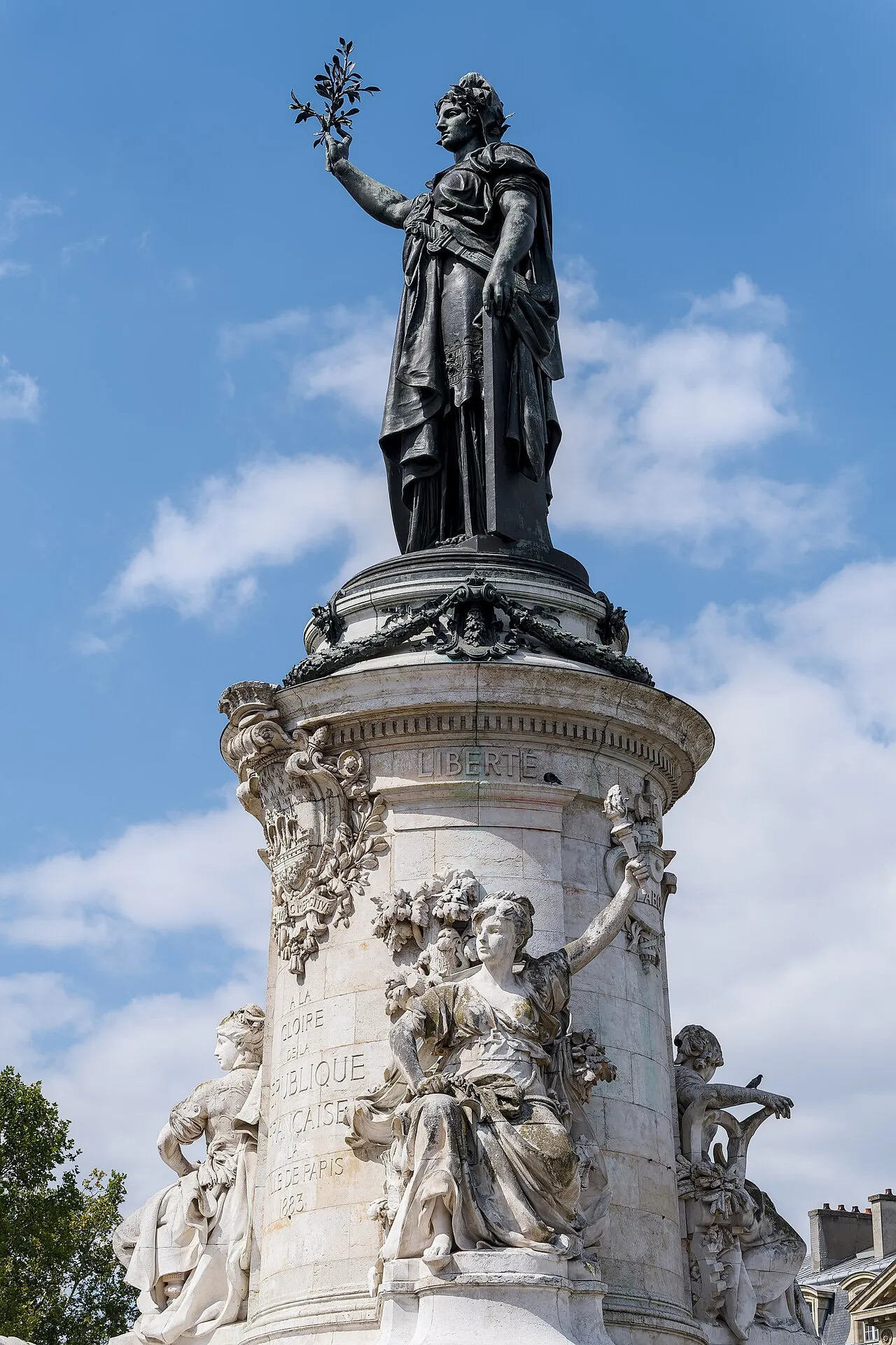 Het Monument à la République op de Place de la République in Parijs, een van de pleinen die de Zweedse ambassade noemt bij haar waarschuwing voor onrust.