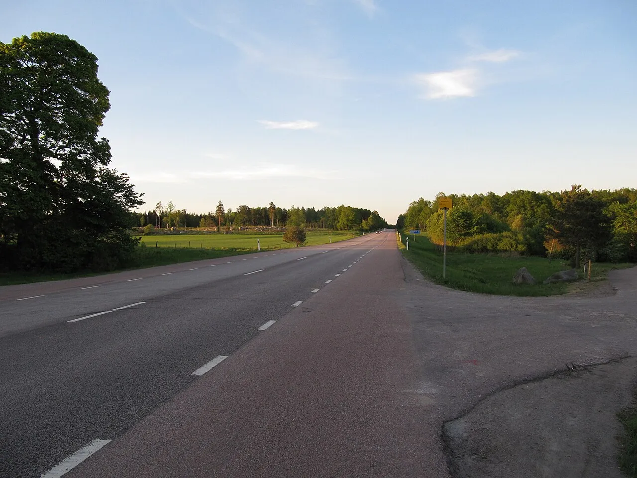 Rijksweg 77 bij het meer Valloxen, in de richting van Knivsta naar Husby-Långhundra en Norrtälje