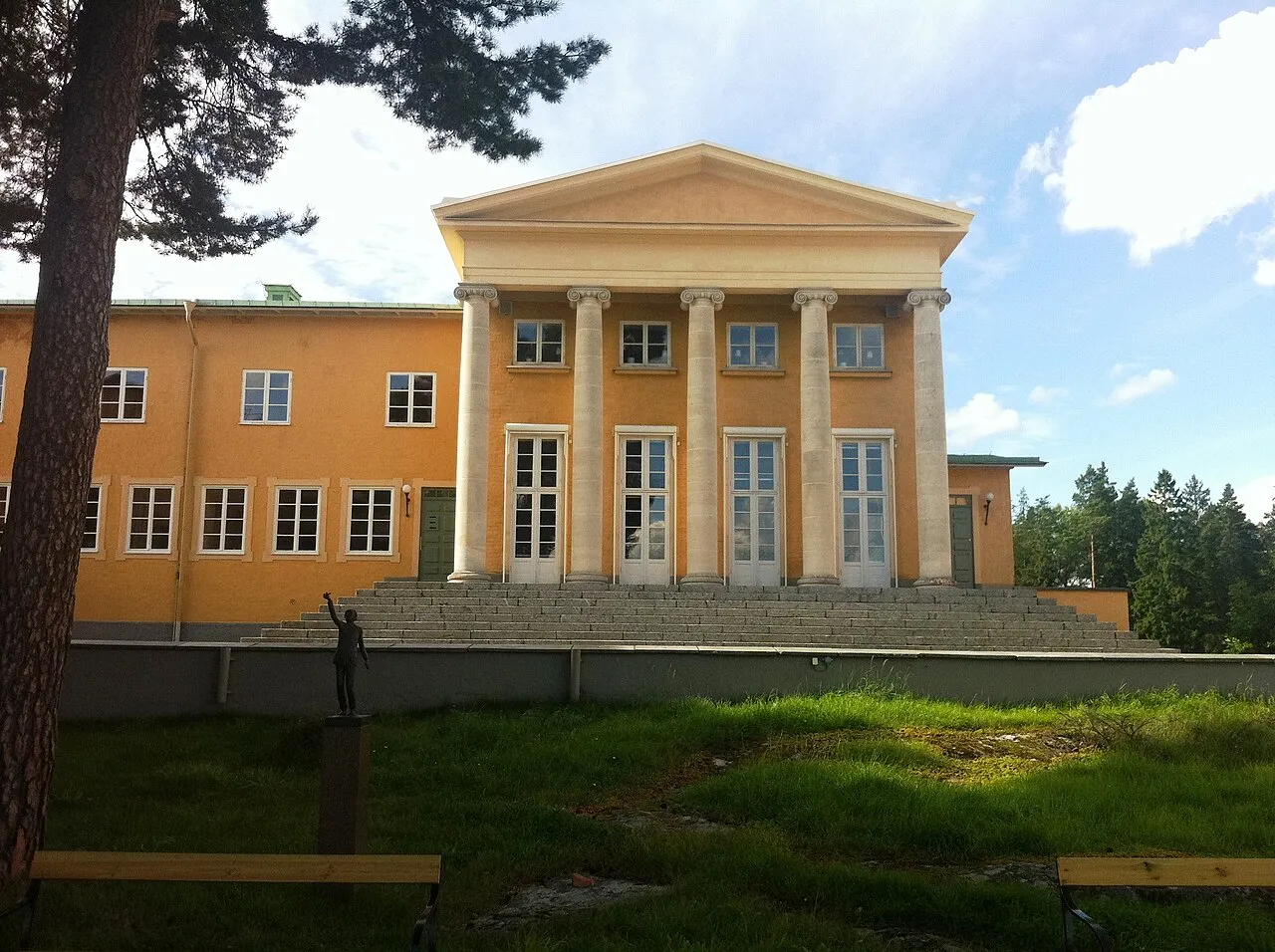 Het hoofdgebouw van Sigtunaskolan Humanistiska Läroverket (SSHL), de kostschool in Sigtuna, Zweden.
