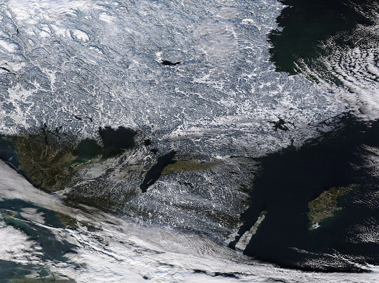 Satellietbeeld van een eerdere winterstorm boven Zweden, met wolkenbanden over het land