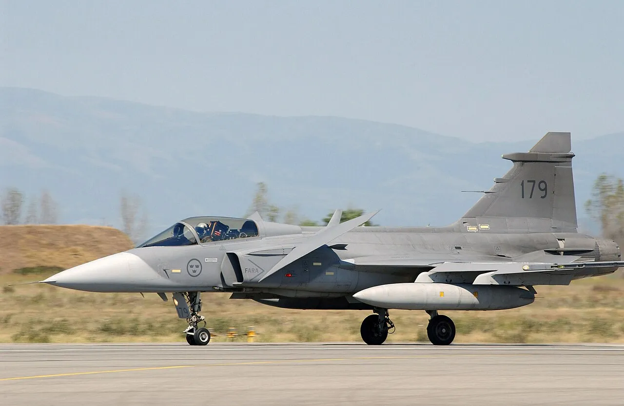 Een JAS 39 Gripen-gevechtsvliegtuig van de Zweedse luchtmacht, het type dat Zweden naar NAVO-oefening Steadfast Noon stuurt.