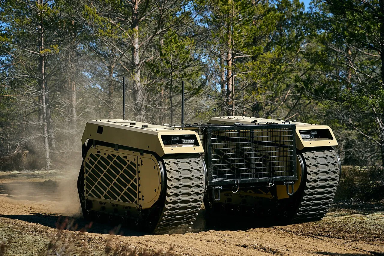 De onbemande THeMIS-grondvoertuig van Milrem Robotics, het Estse defensiebedrijf dat werd getroffen door een brandstichting in Tallinn.
