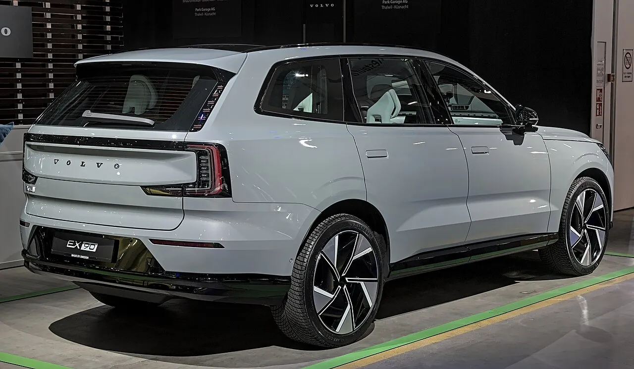 Een grijze Volvo EX90, de elektrische SUV die als eerste Volvo-model draait op het Nvidia-kerncomputersysteem