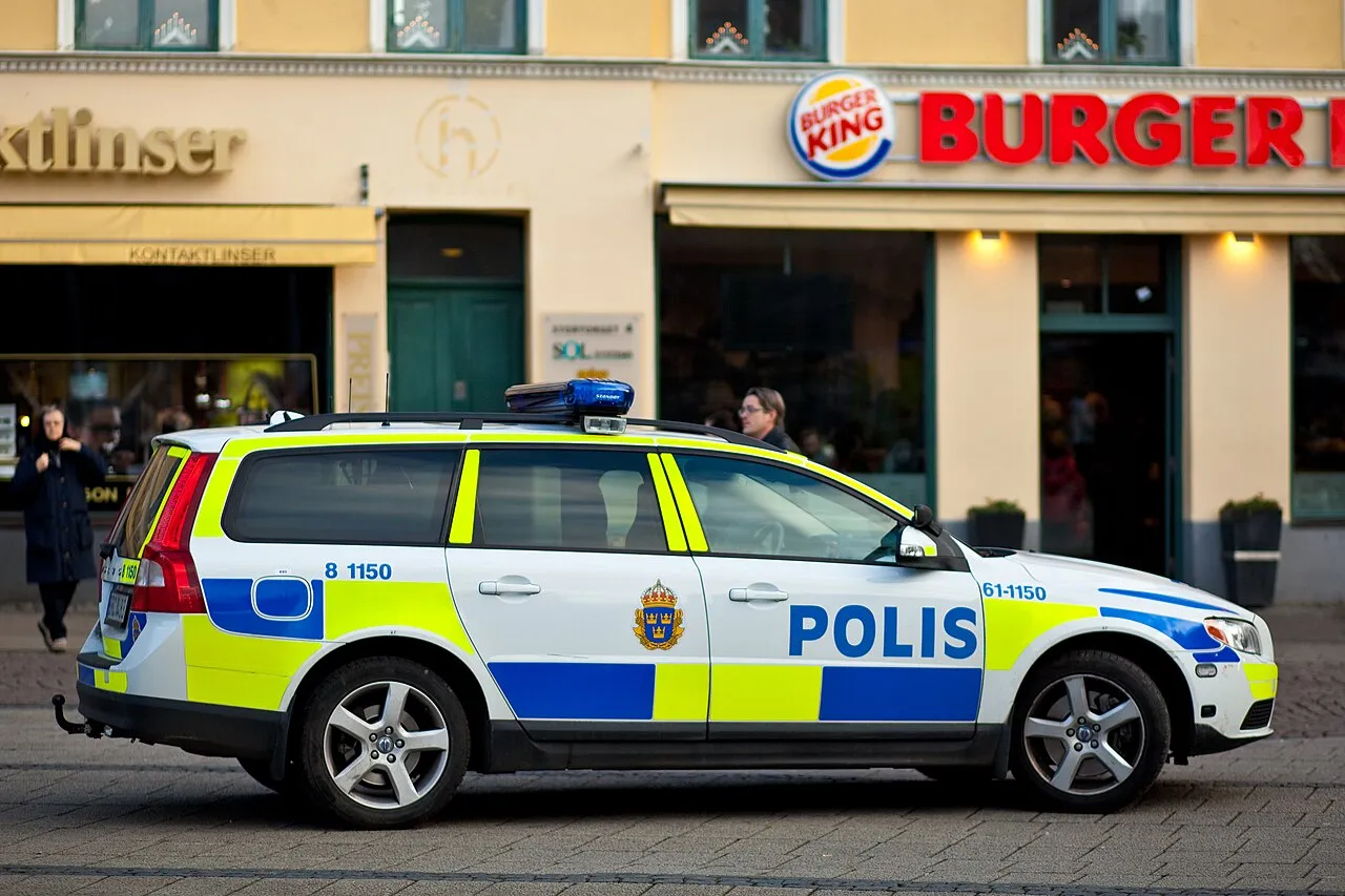 Een Zweedse politieauto, een Volvo V70, geparkeerd op straat.