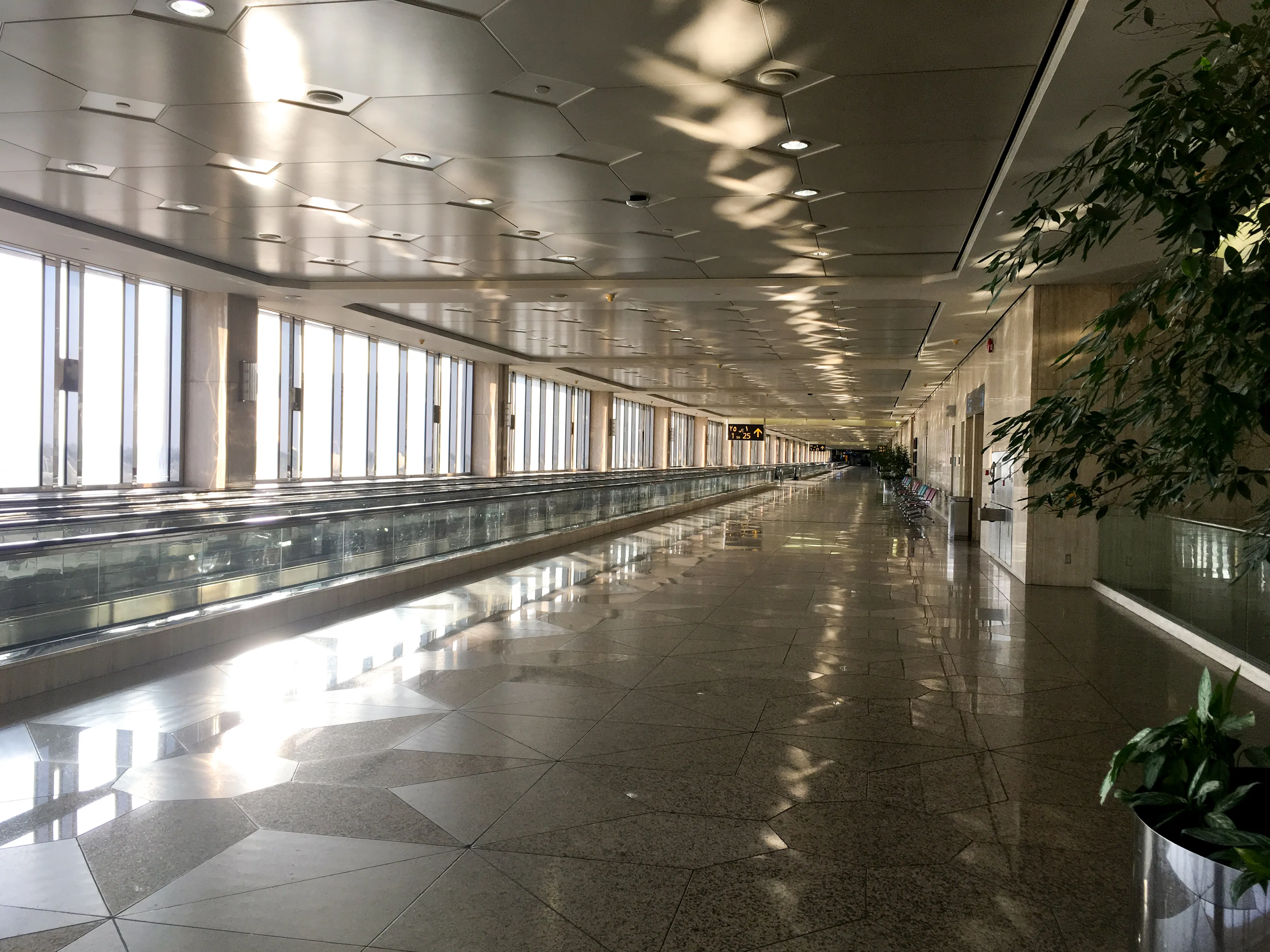 Terminalgebouw van King Fahd International Airport in Dammam, Saoedi-Arabië.