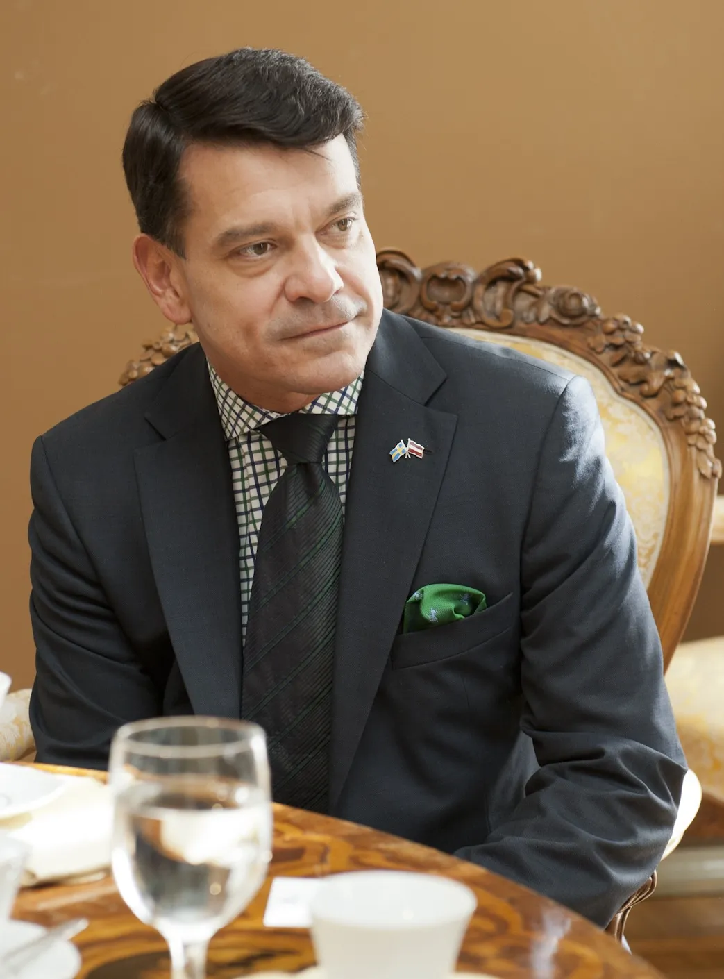 Henrik Landerholm, destijds Zweeds ambassadeur in Letland, ontmoet de voorzitter van het Letse parlement in Riga.