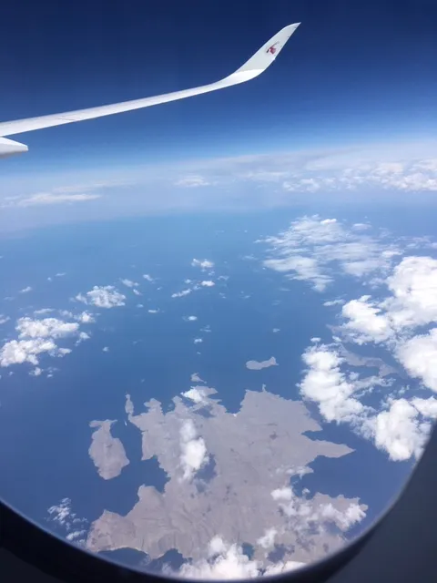 Uitzicht op de Straat van Hormuz tussen Oman en Iran vanuit een vliegtuigraam